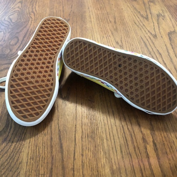 Vans Swede with multi colored squares on sides of bottom of shoes. GUC kids 4 - Picture 9 of 9